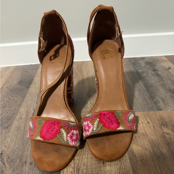 Embroidered Detailing Heels - Picture 2 of 4